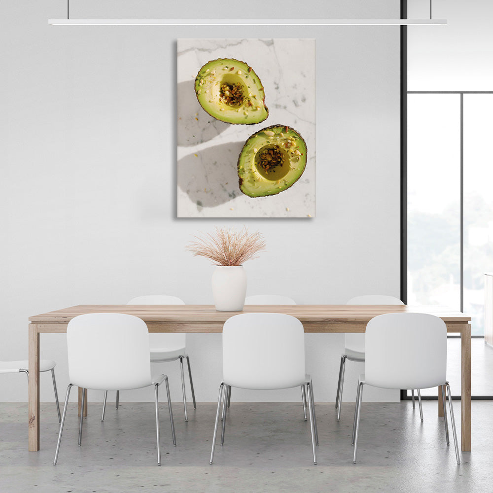 Avocado mit Gewürzen auf marmoriertem Hintergrund Leinwandbild für die Küche