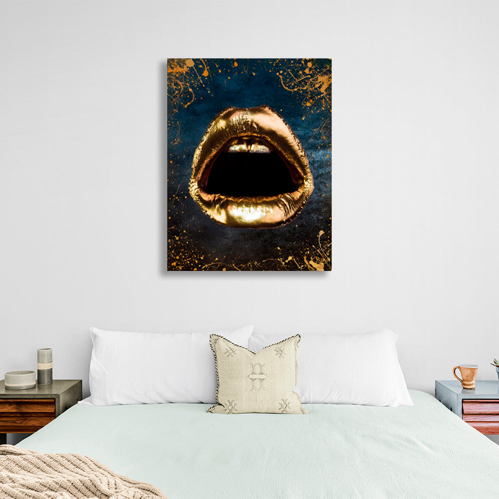 Goldene Lippen und Zähne auf blauem Hintergrund mit goldenen Punkten – Kunstdruck auf Leinwand