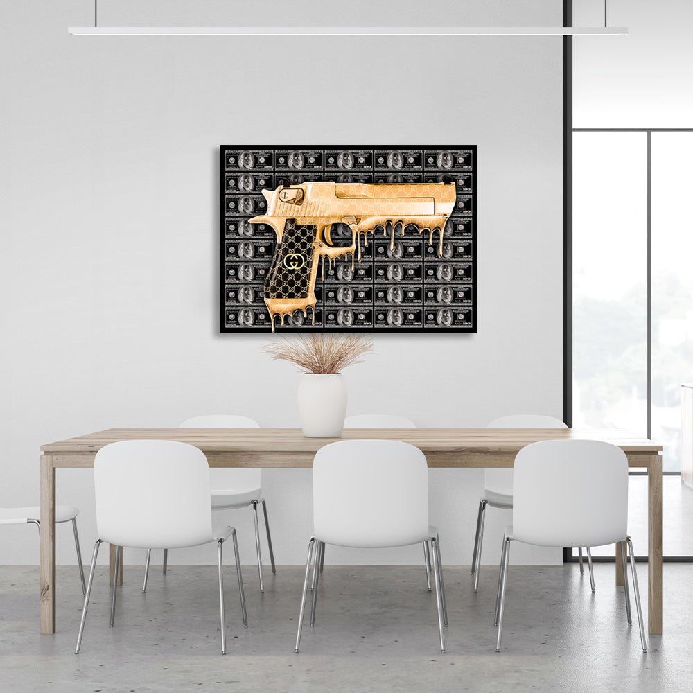 Eine goldene Pistole vor einem Hintergrund aus schwarzen Dollars. Inspirierender Kunstdruck auf Leinwand.