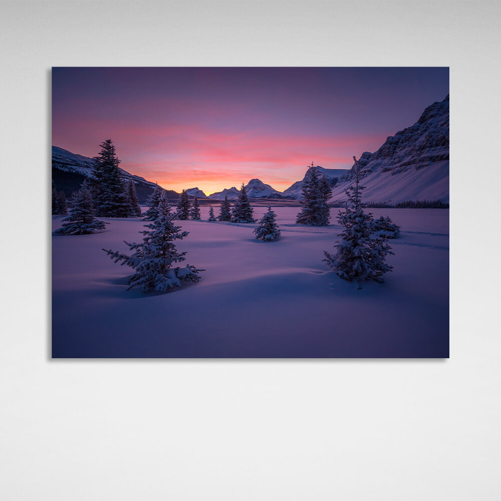 Kunstdruck auf Leinwand mit Schnee, Weihnachtsbäumen und Bergen bei Nacht