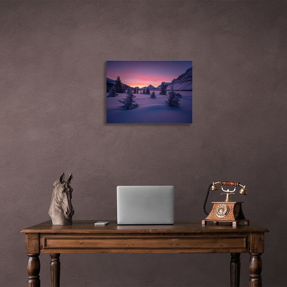 Kunstdruck auf Leinwand mit Schnee, Weihnachtsbäumen und Bergen bei Nacht