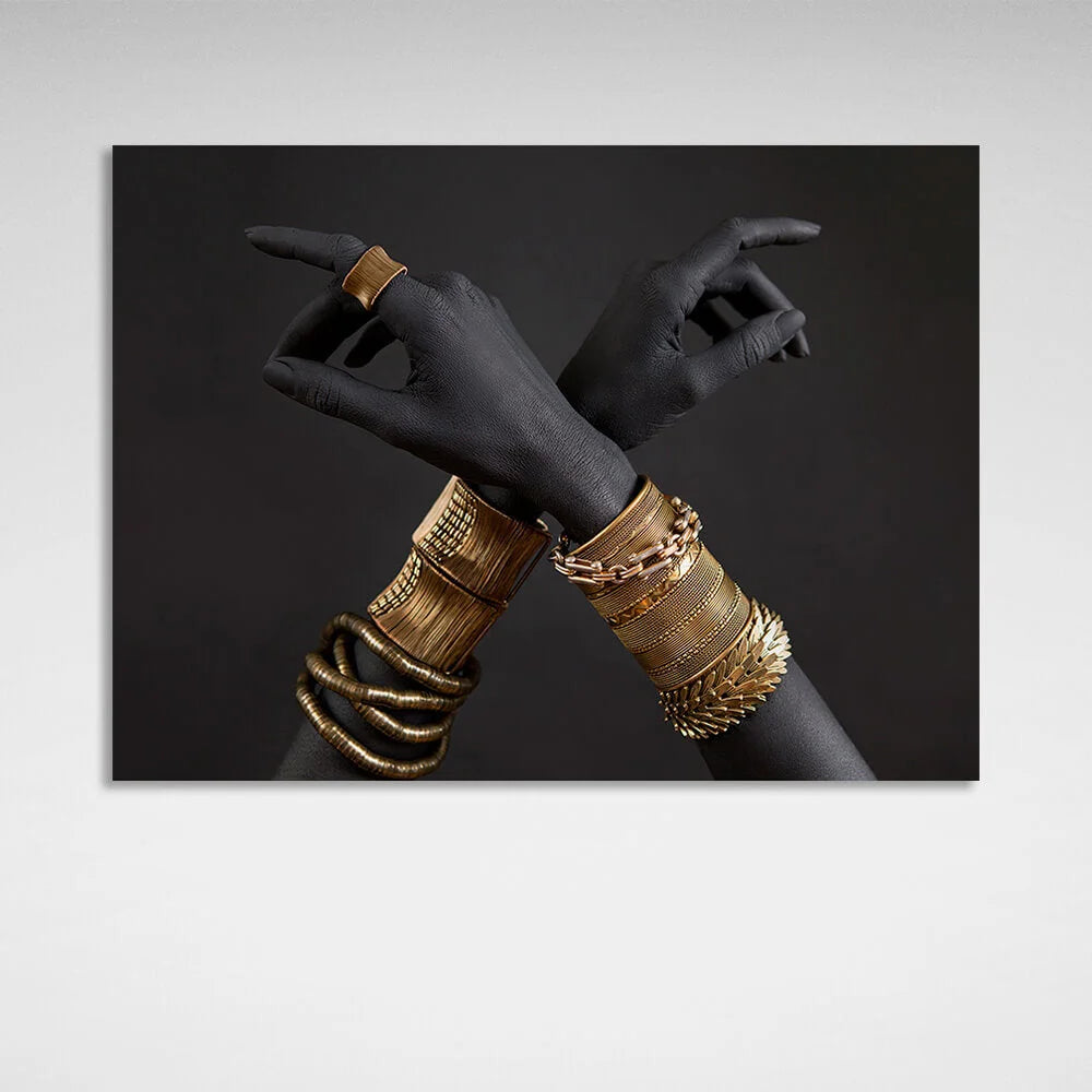 Die Hände einer Negerin mit goldenen Armbändern. Kunstdruck auf Leinwand