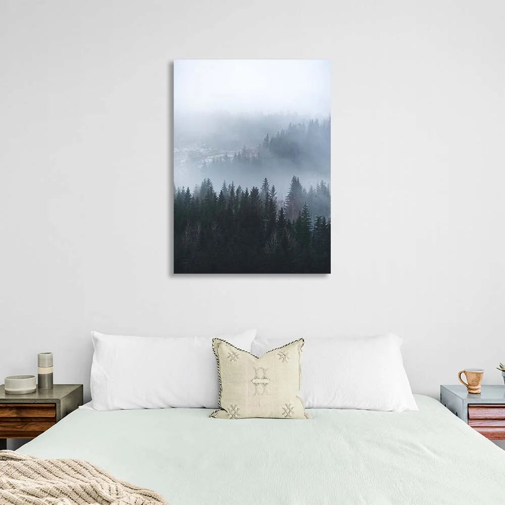 Kunstdruck auf Leinwand, Nebel, der vertikal von den Bergen herabkommt