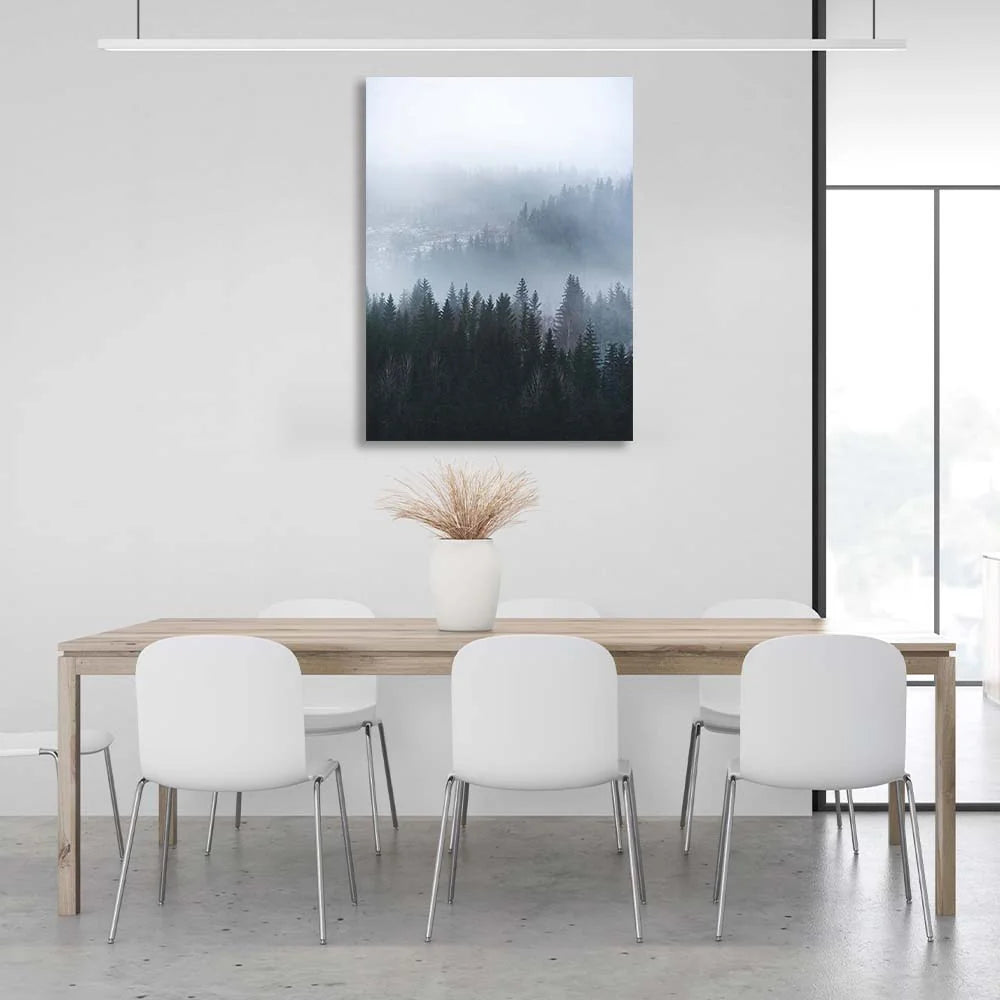 Kunstdruck auf Leinwand, Nebel, der vertikal von den Bergen herabkommt