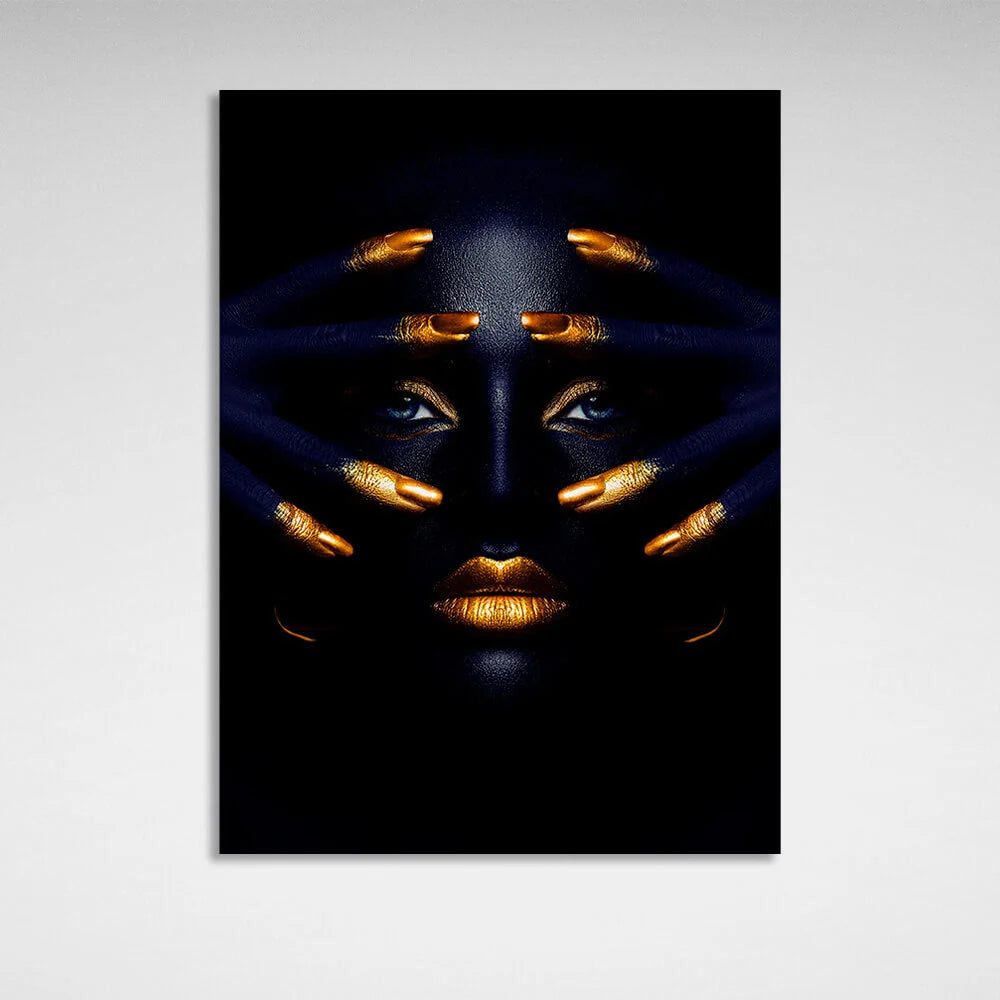 Kunstdruck auf Leinwand, Motiv „Dunkle Frau mit goldener Maniküre“