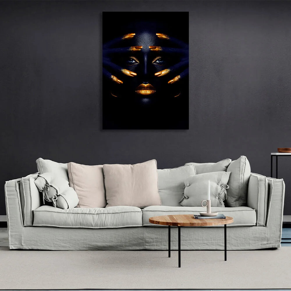 Kunstdruck auf Leinwand, Motiv „Dunkle Frau mit goldener Maniküre“