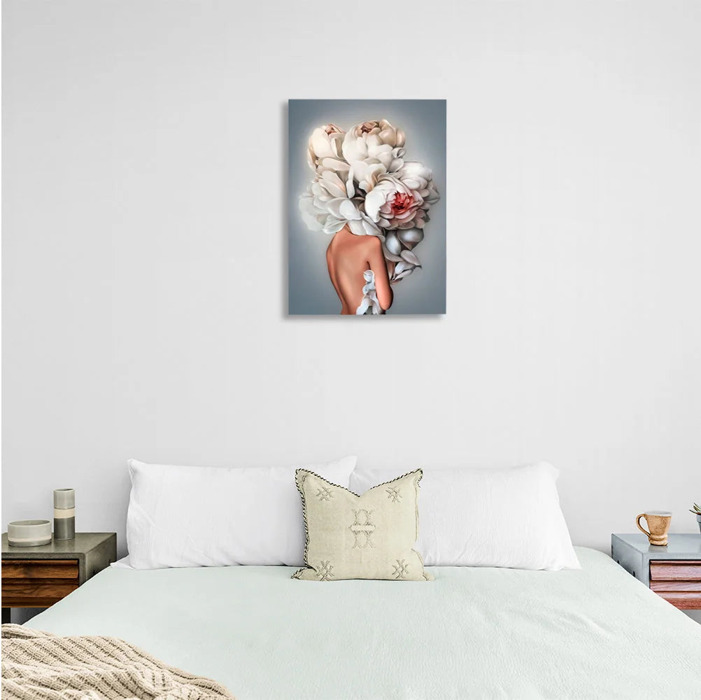 Kunstdruck auf Leinwand „Mädchen mit weißen Blumen auf dem Kopf auf grauem Hintergrund“
