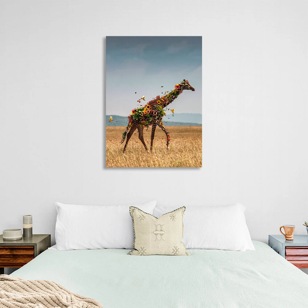Inneneinrichtung: Eine Giraffe in Blumen auf einem Feld, Leinwandbild