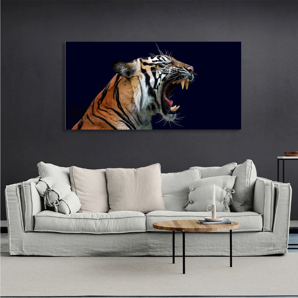Kunstdruck auf Leinwand, Motiv „Brüllende Tigerin auf dunkelblauem Hintergrund“