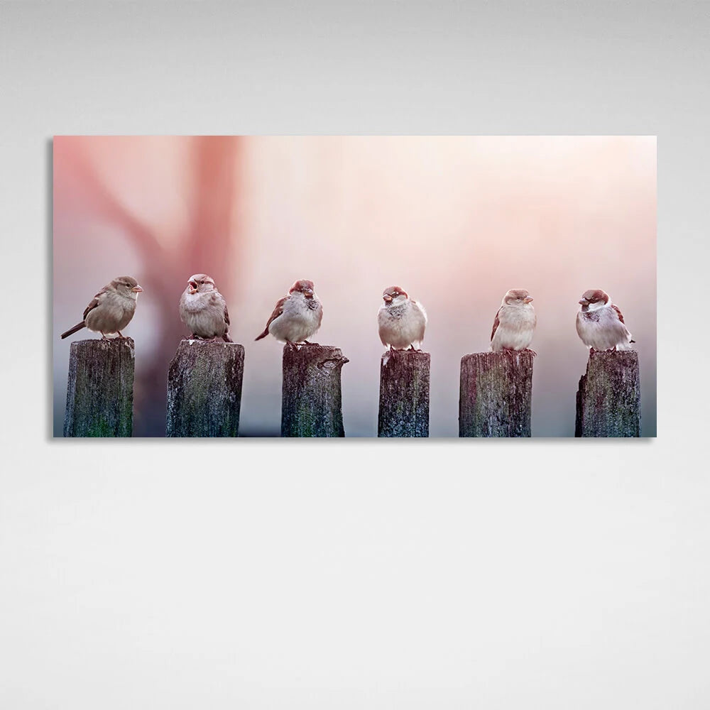 Kunstdruck auf Leinwand, Motiv: Sechs Spatzen auf einem Zaun auf einem zartrosa Hintergrund