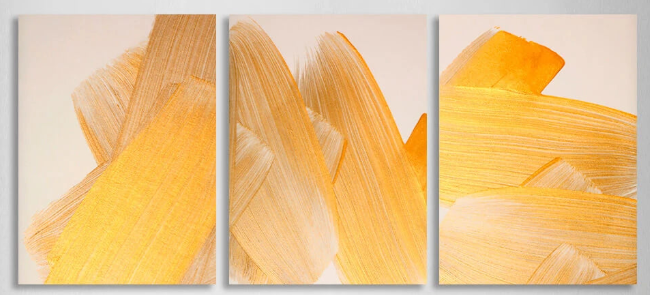 Modularer Kunstdruck auf Leinwand, Motiv: goldene Striche auf beigem Hintergrund, mehrere Teile